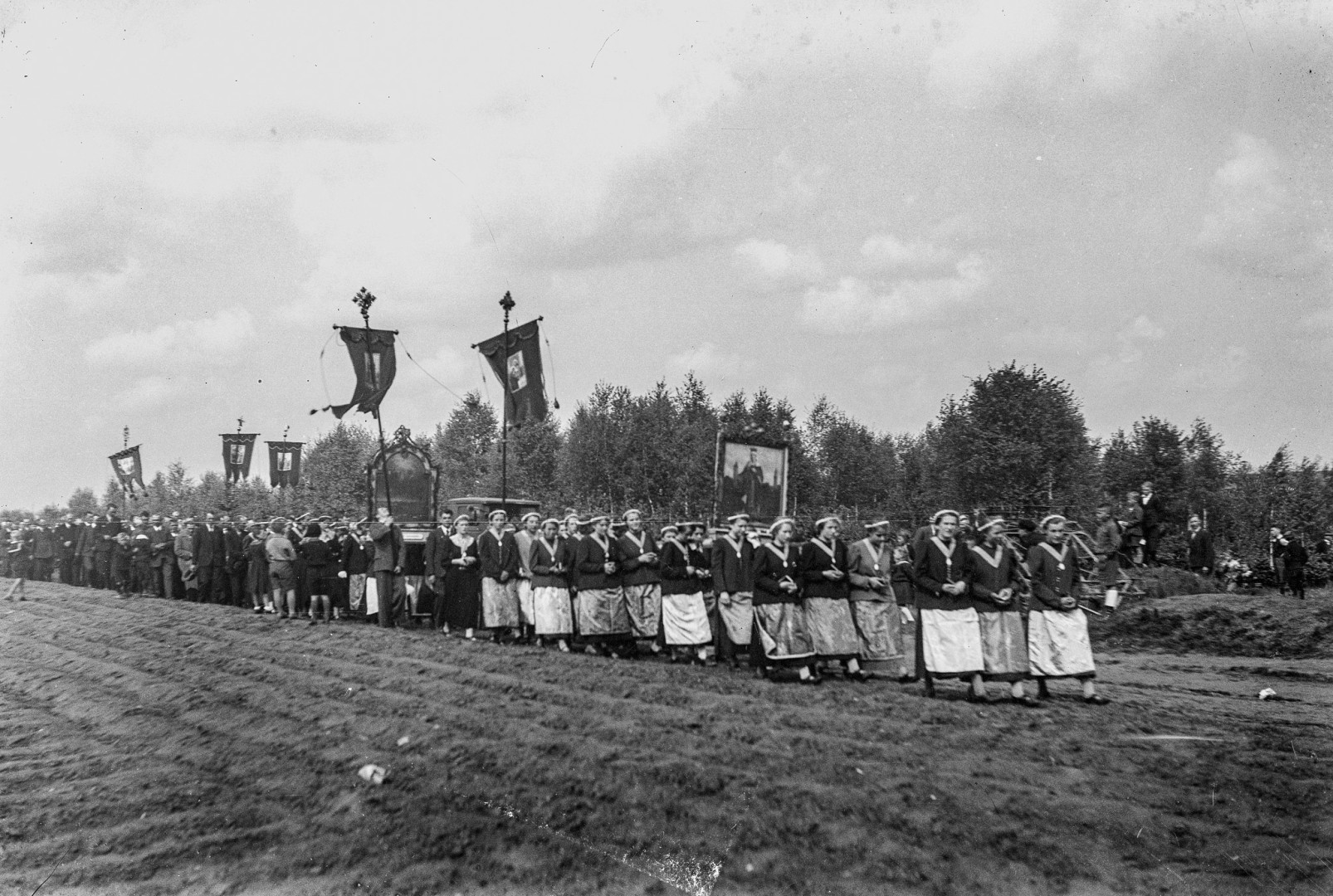 Mazelonki wracają do łask. Wernisaż i konferencja o stroju ludowym w Tworkowie