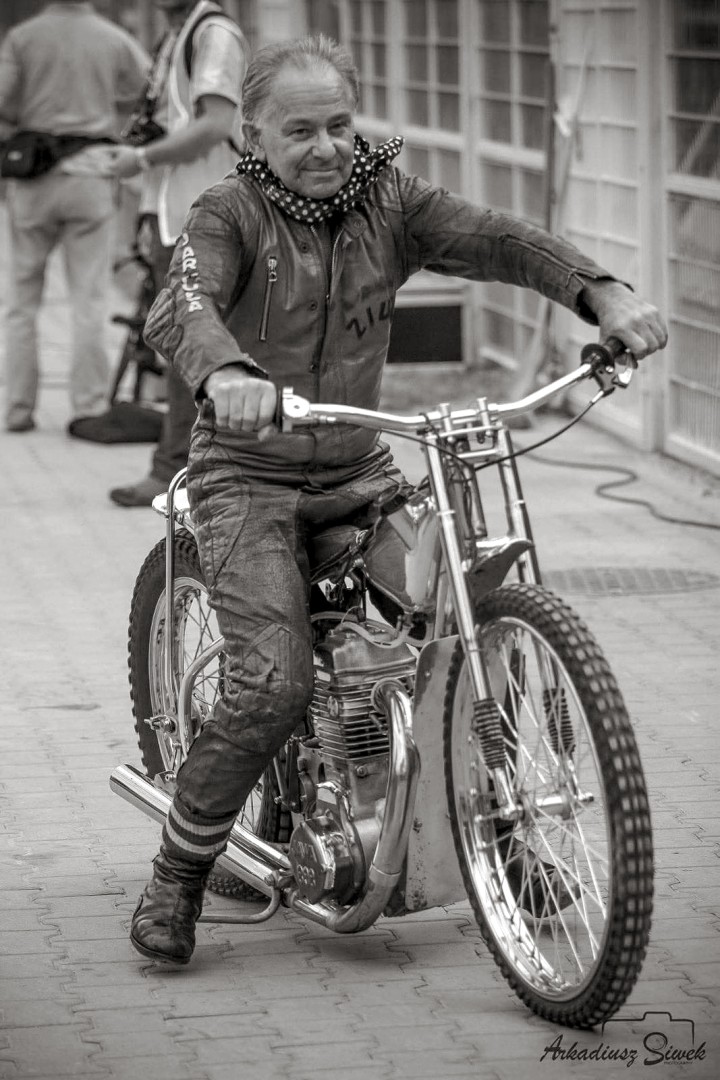 Ostatnie okrążenie Józefa Jarmuły. Pożegnanie żużlowej legendy na raciborskim cmentarzu