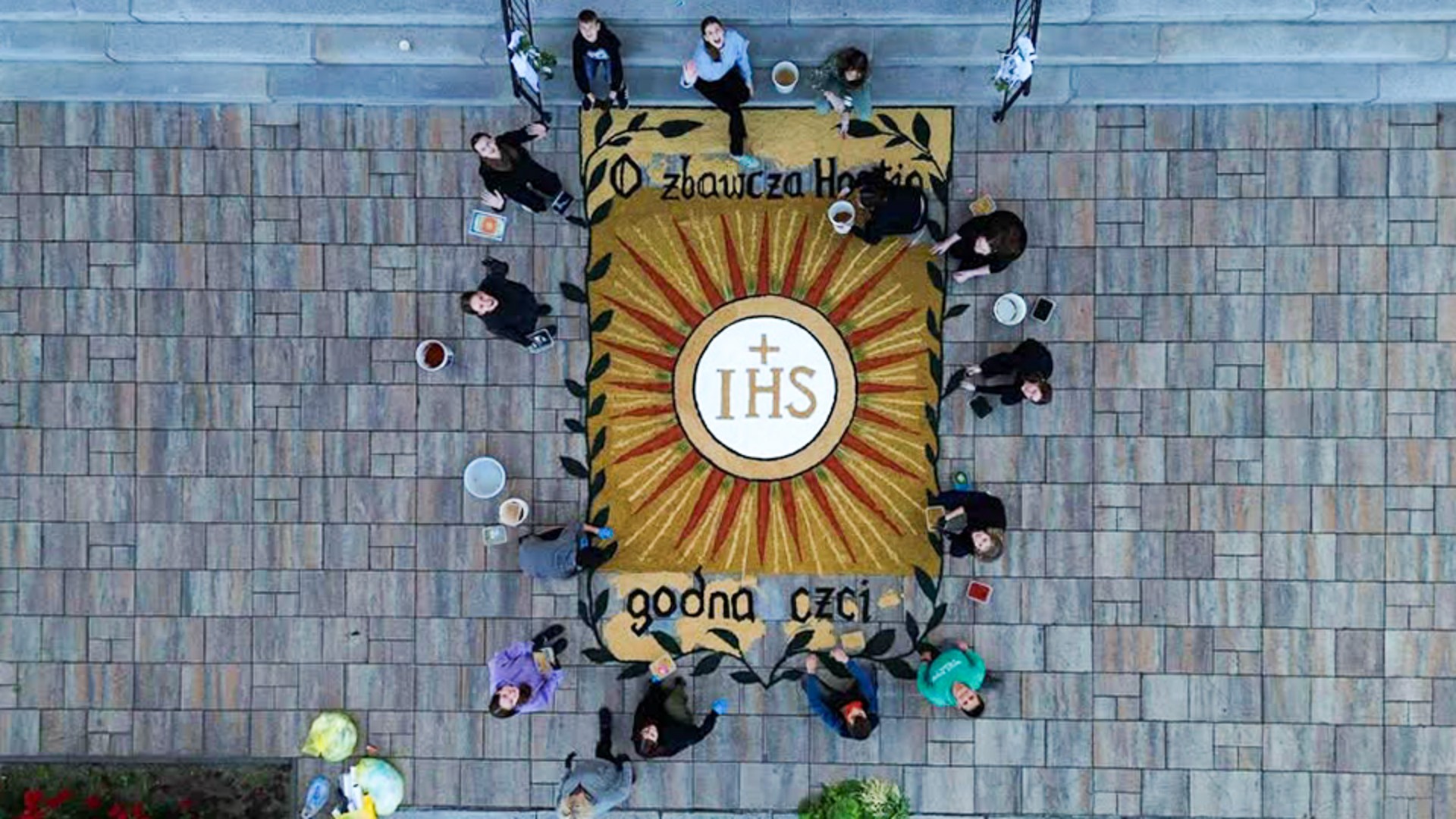 Kwietne arcydzieła na Boże Ciało – Brzezie pielęgnuje wyjątkową tradycję [FOTO i WIDEO]