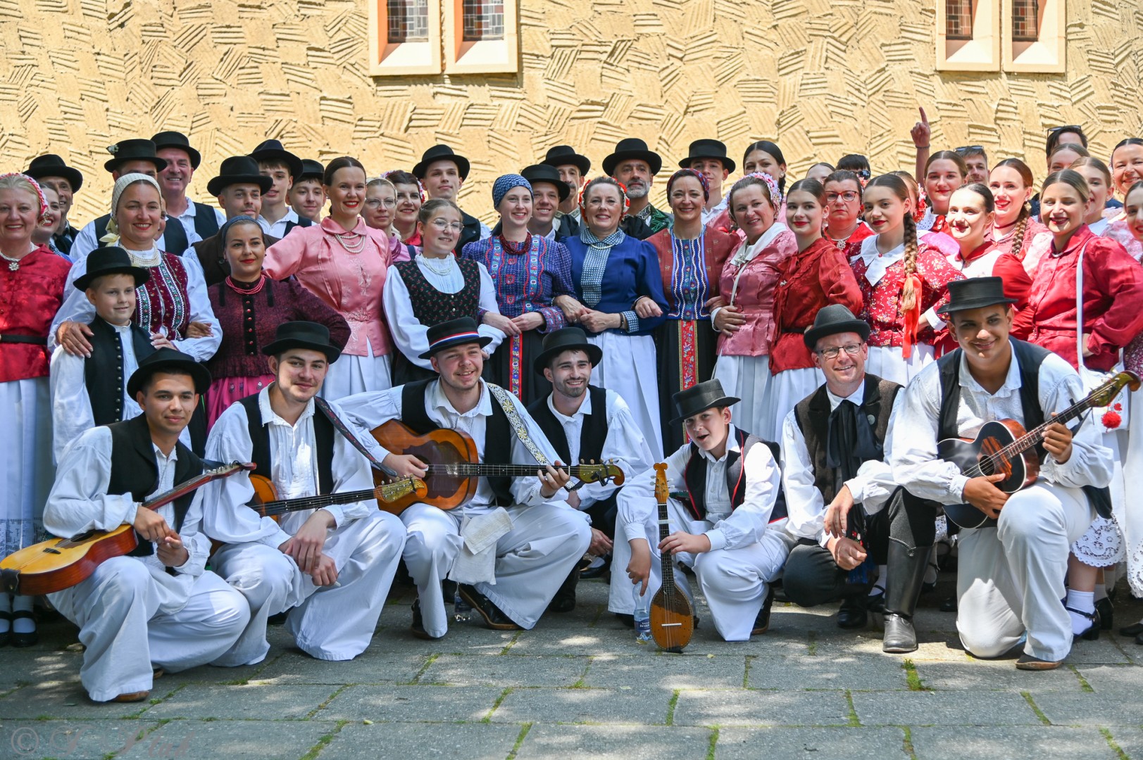 Msza święta w okrąglaku z udziałem artystów z Chorwacji i Węgier