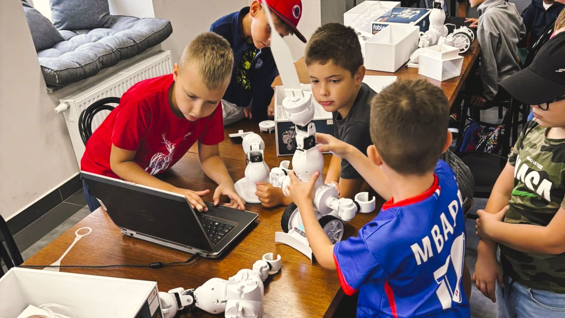 W tegoroczne wakacje poznaj… robota Fable! Biblioteka zaprasza na warsztaty