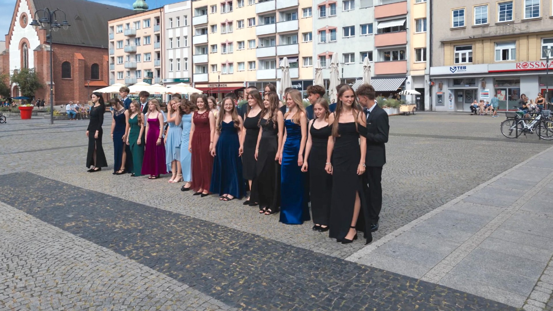 Polonez ósmoklasistów z Trzynastki na raciborskim rynku