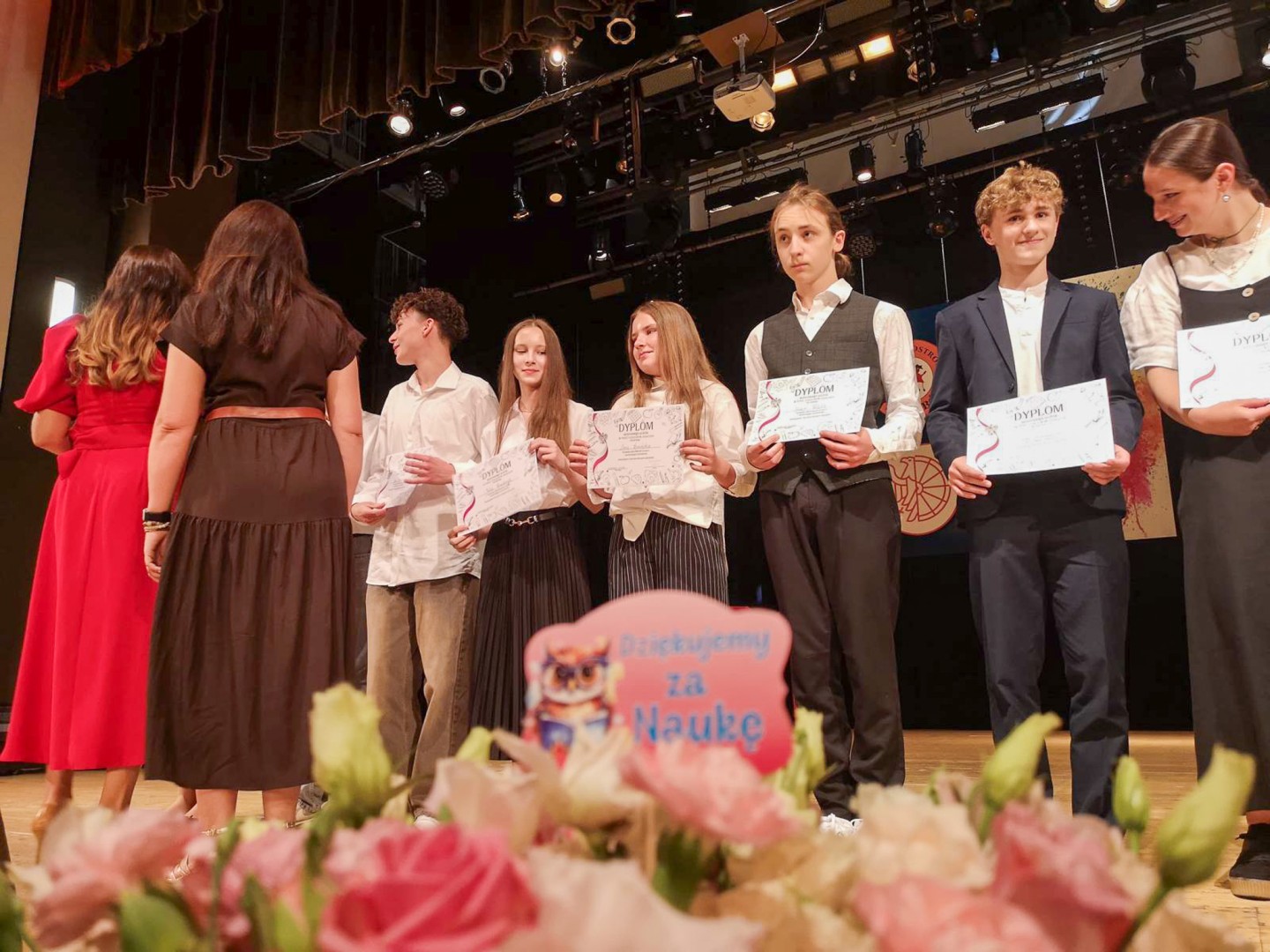 Uroczysta gala Jedynki – wyróżnienia, polonez i pożegnanie ósmoklasistów