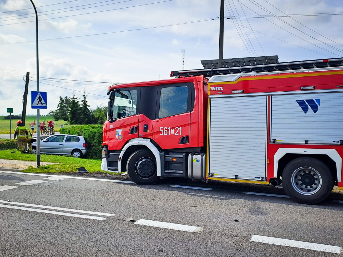 Zderzenie osobówki z ciężarówką na skrzyżowaniu w Tworkowie