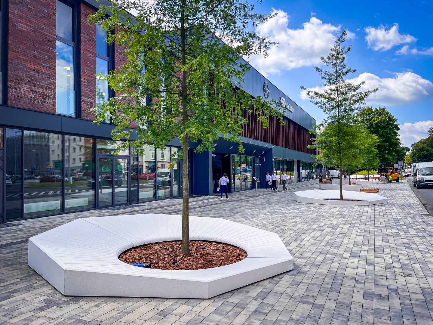 Nowe donice przed dworcem PKP w Raciborzu już gotowe. Zrealizowano projekt za blisko 300 tys. zł