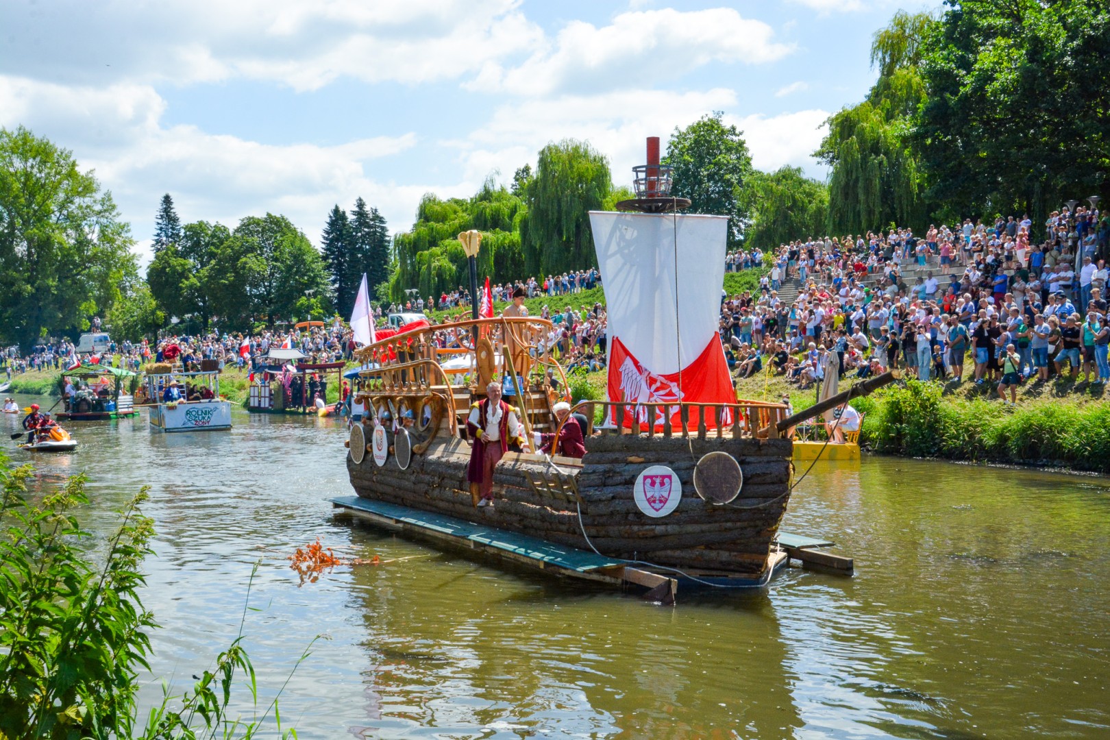 Pływadła 2025 wypłynęły spod raciborskiego zamku. Viadrus i Chrobry symbolami Odry i jubileuszy i Misteria Piastorum na zamku