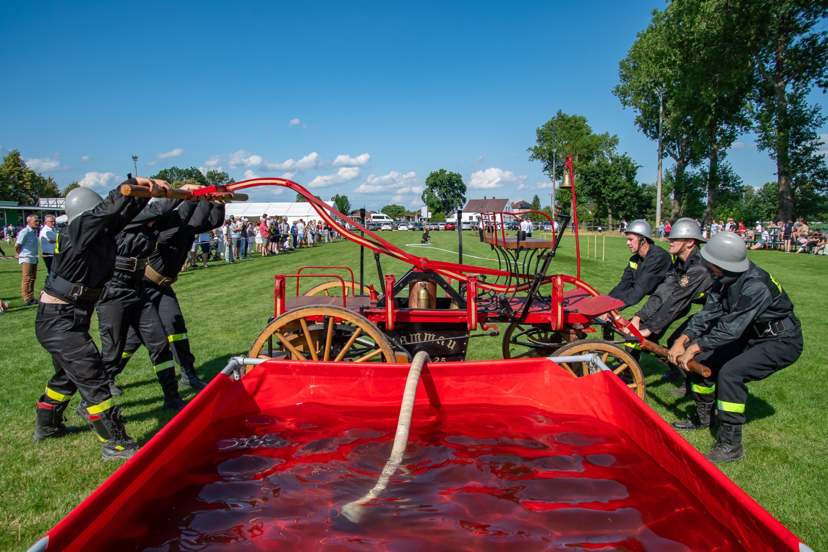 Tradycja, rywalizacja i historia – Międzynarodowe Zawody Sikawek Konnych o Puchar Wójta Gminy Krzyżanowice w Bieńkowicach [FOTO i WIDEO]