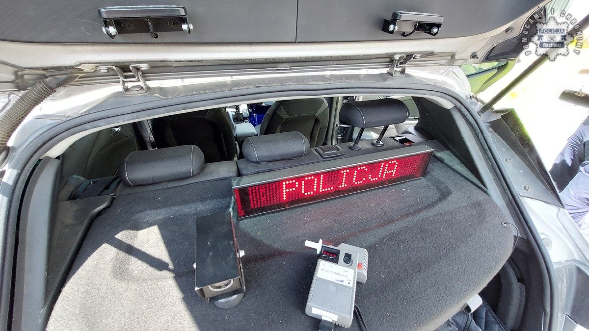 Zasnął w samochodzie przy Rynku z nogą na gazie. Był kompletnie pijany