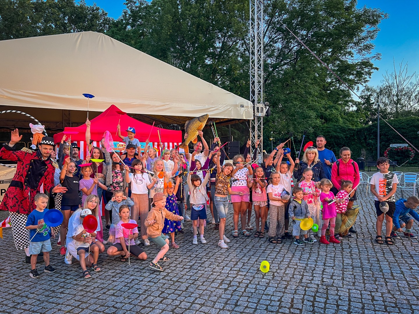 Magia teatru na dziedzińcu Zamku Piastowskiego. Teatr Jednej Miny porwał najmłodszych widzów [WIDEO]