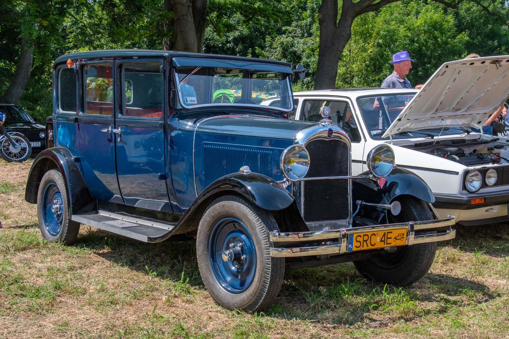 Historyczne pojazdy w historycznym miejscu. Zlot Pojazdów Zabytkowych w Sławikowie [FOTO i WIDEO]