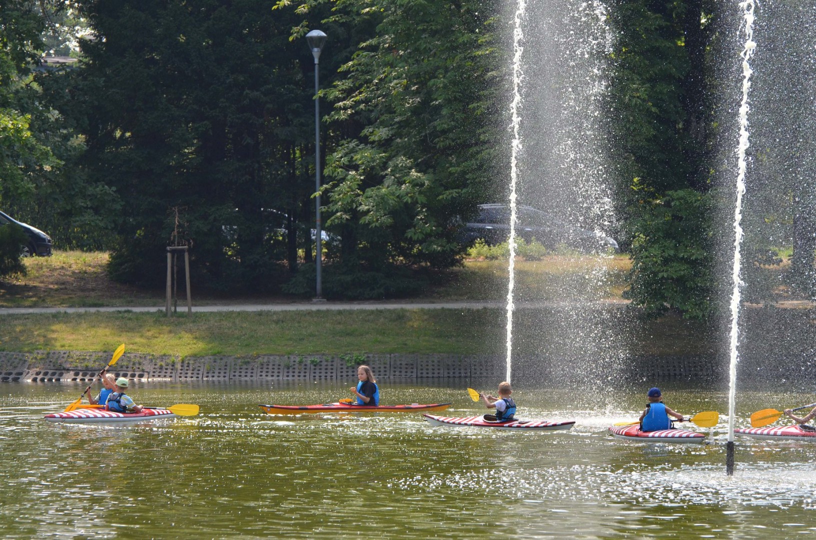 Spływ kajakowy po stawie w Parku Roth – poznaj historię i przyrodę tego wyjątkowego miejsca!