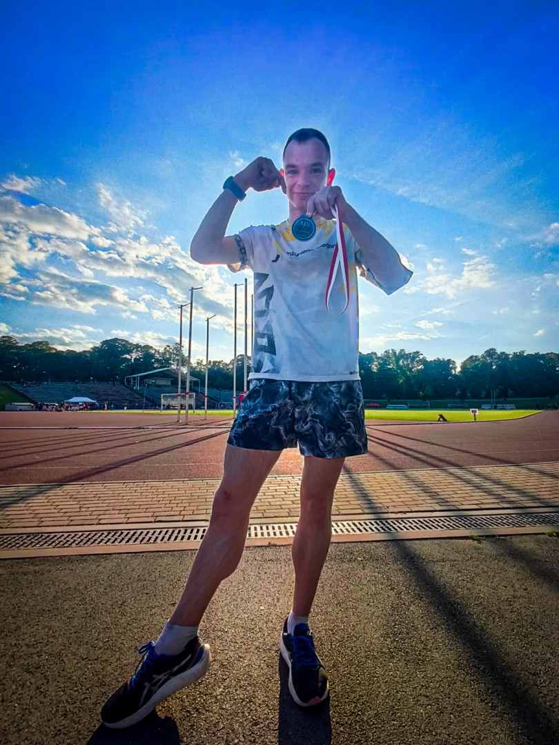 Adrian Wieczorek z Rud z medalami mistrzostw Polski. Marzy o paraolimpiadzie w Los Angeles