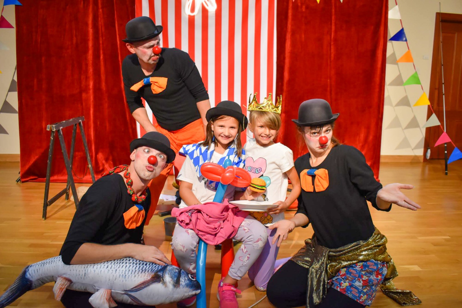 Cyrkowa magia mimo deszczu. Teatr Jednej Miny wystąpił na Zamku Piastowskim