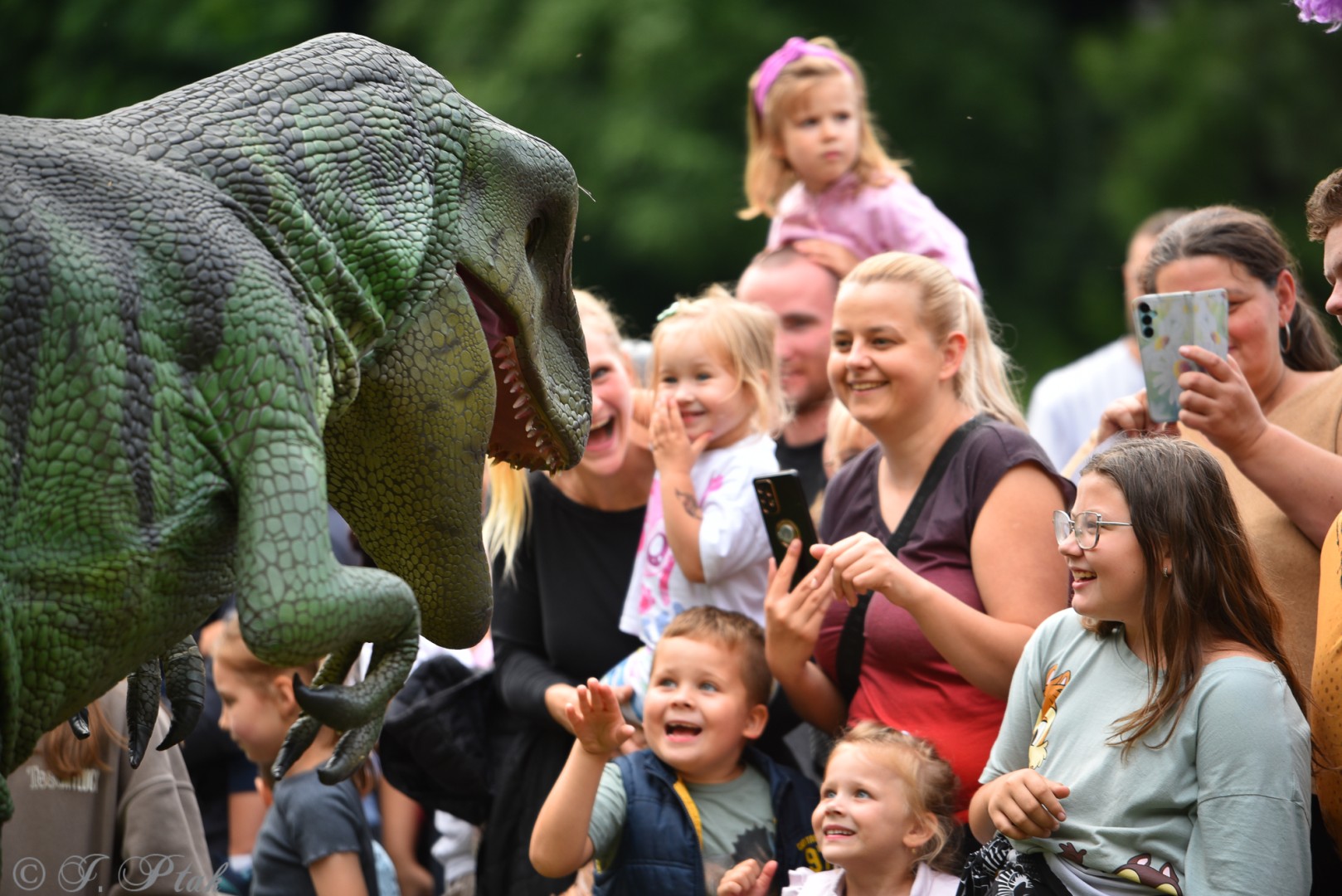 Dinozaur na bulwarach i bańkowa kraina zabawy ze smokiem Edziem w Raciborzu