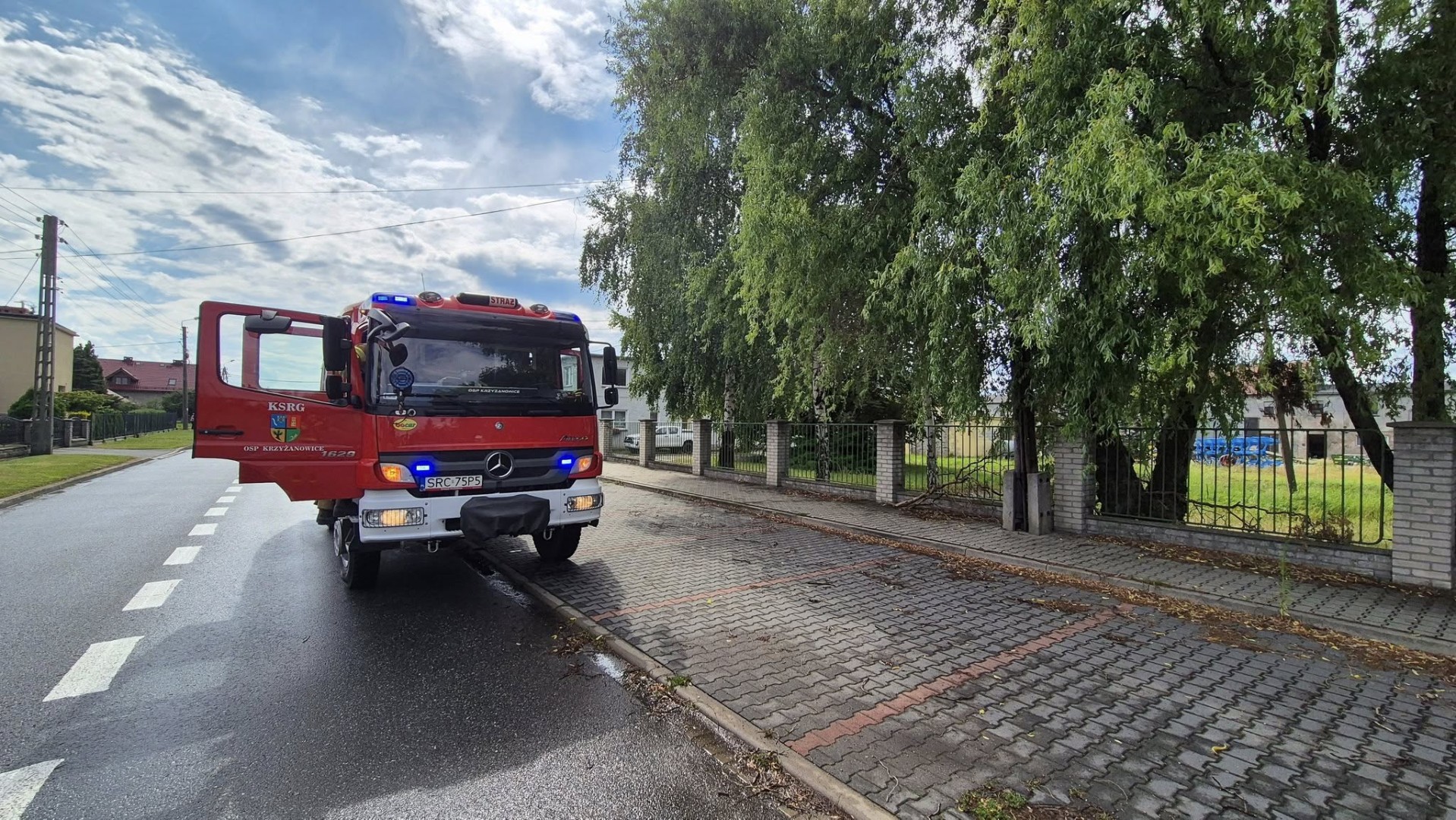 Pożar, brak kontaktu z lokatorem i uszkodzone drzewa. Strażacka niedziela w pigułce