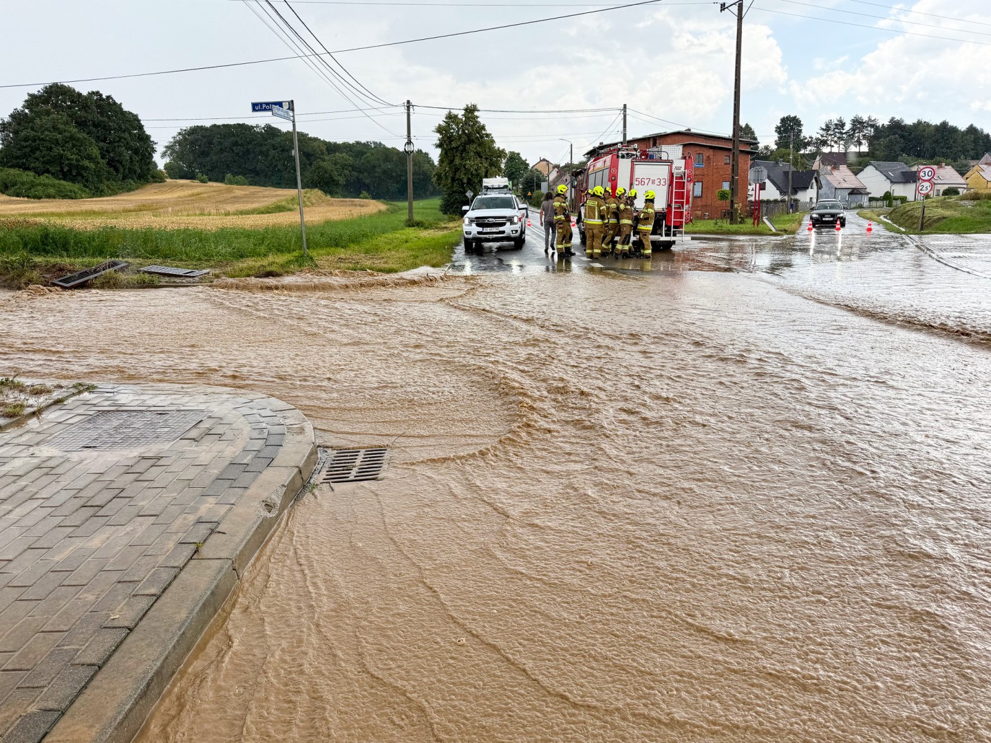 Ulewa sparaliżowała drogi. Gwałtowne opady po południu zablokowały trasy w powiecie raciborskim
