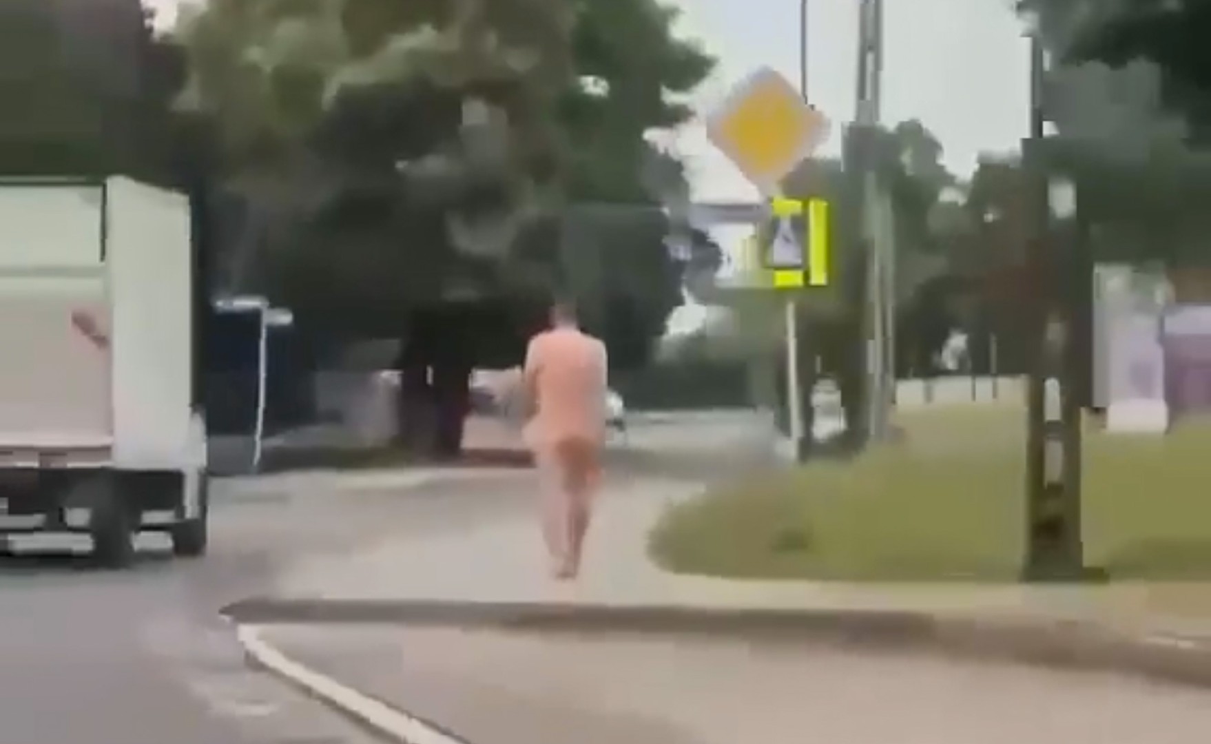 Nagie zamieszanie na Ostrogu. Mężczyzna spacerował nago wzdłuż ulicy