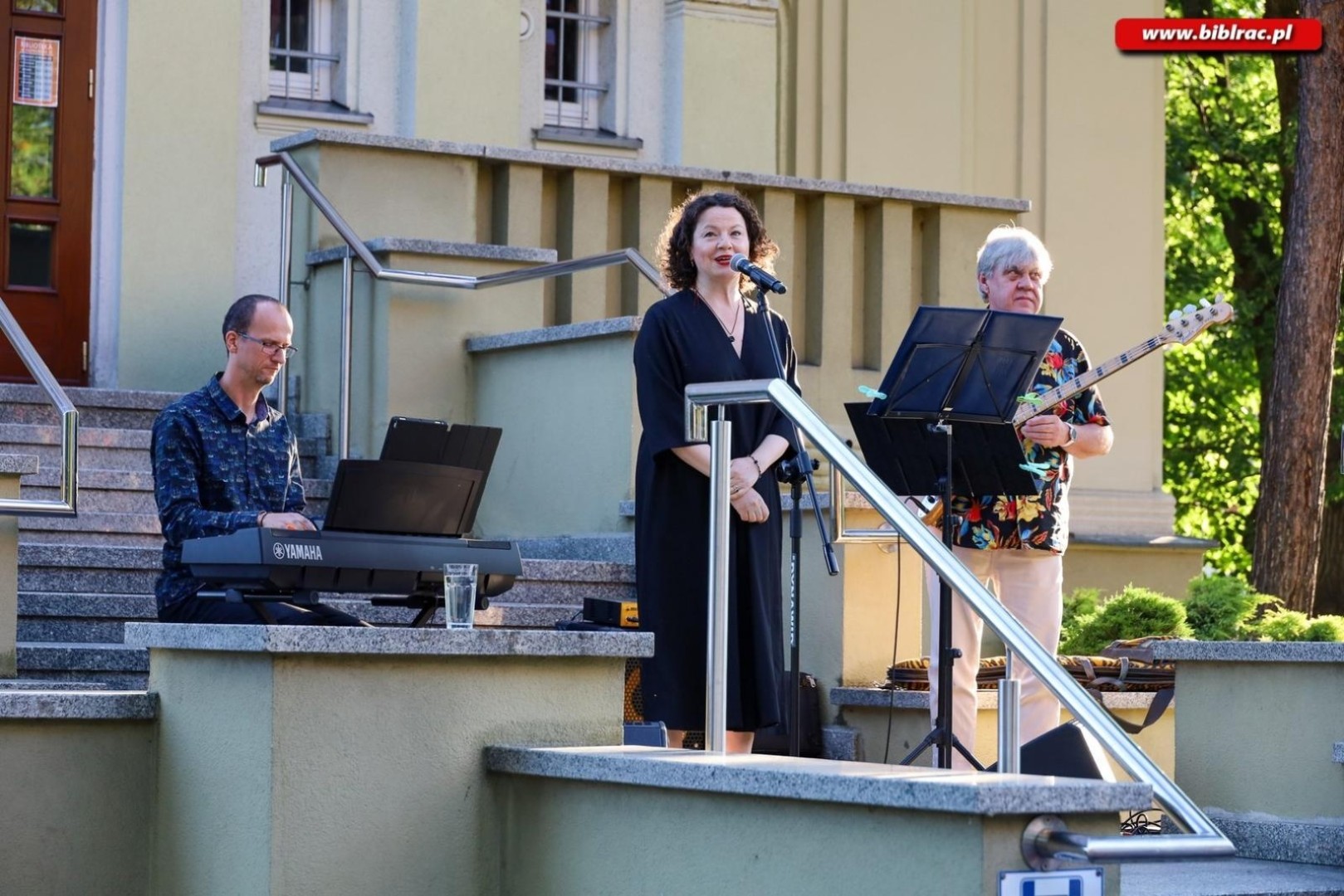 Już w najbliższą sobotę! Koncert Agnieszki Grochowicz na schodach biblioteki