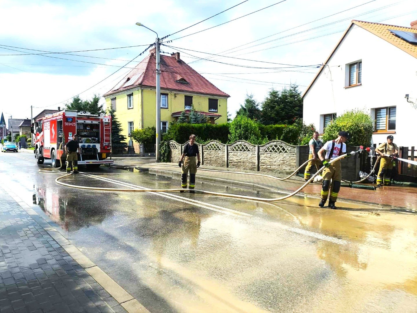 Złamane drzewo, kolizja i błoto na jezdni. Piątek pełen interwencji [RAPORT 998]