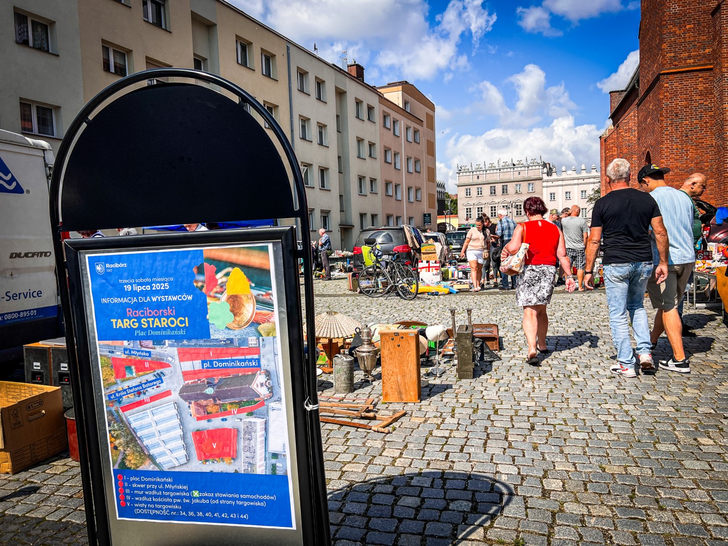 Letnie słońce i duch przeszłości na placu Dominikańskim [FOTO]