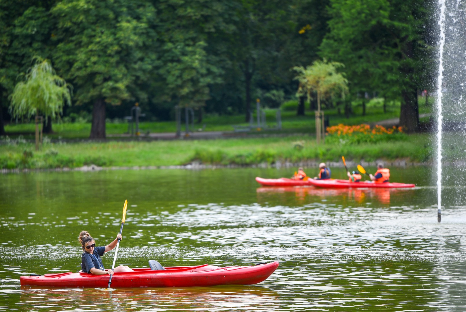 Kajakiem przez historię i przyrodę – weekendowe wiosłowanie w Parku Roth