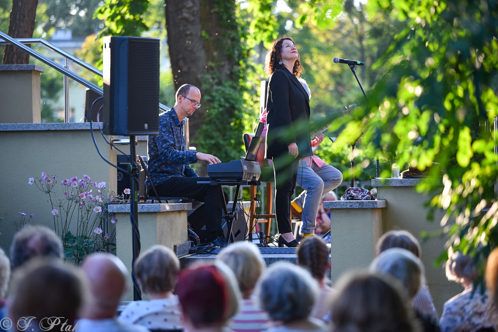 Liryka, ballada i magia słowa – wieczór z Agnieszką Grochowicz na schodach książnicy