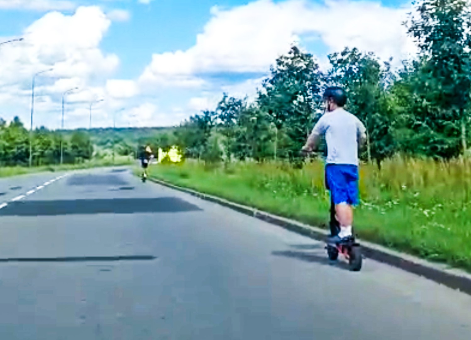 Niebezpieczna jazda hulajnogą. Dzieci na Piaskowej wśród samochodów [WIDEO]