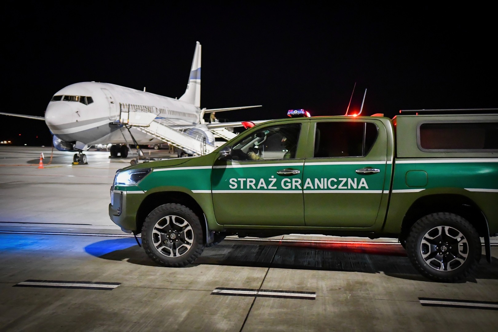 Żart o broni kosztował go wakacje. Do Egiptu nie poleciał