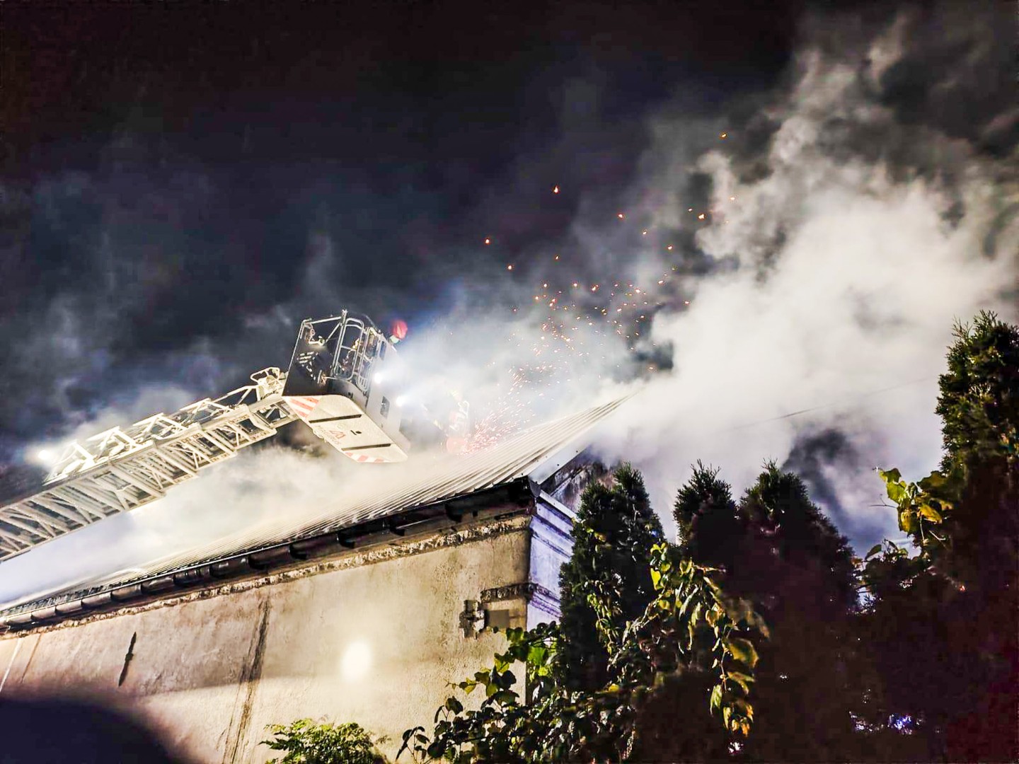 Nocny pożar w Żerdzinach. Spłonął dach budynku gospodarczego – straty sięgają 50 tysięcy złotych [RAPORT 998]