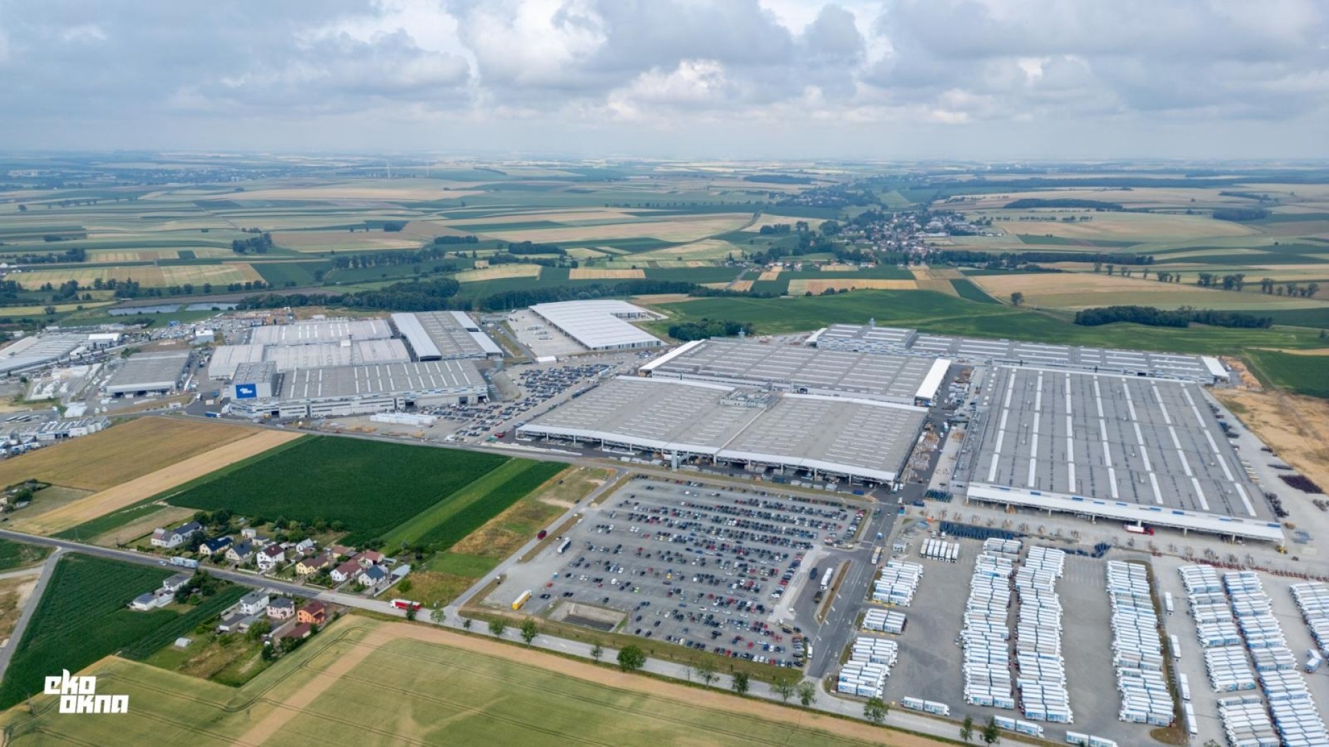 Eko-Okna redukują flotę pojazdów. Wśród wystawionych na sprzedaż luksusowy Lexus za pół miliona