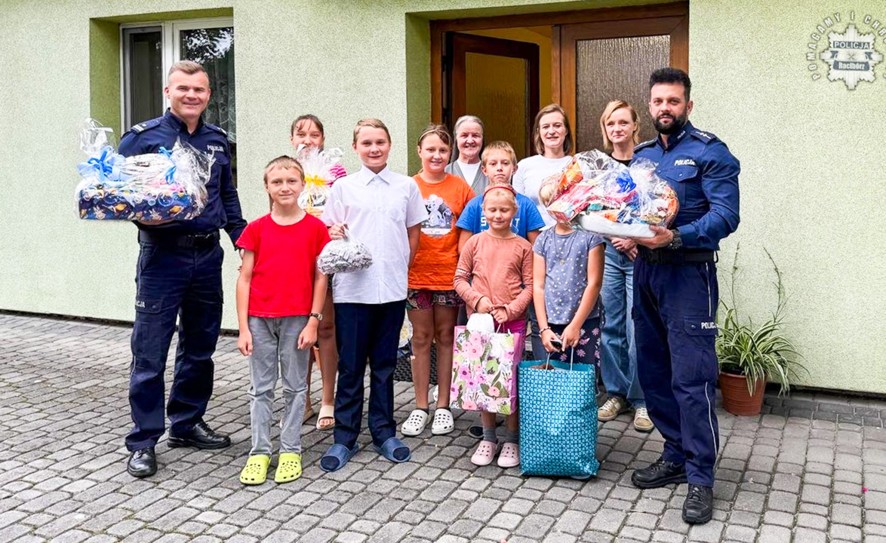 Mundurowi z Raciborza podarowali uśmiech i upominki dzieciom