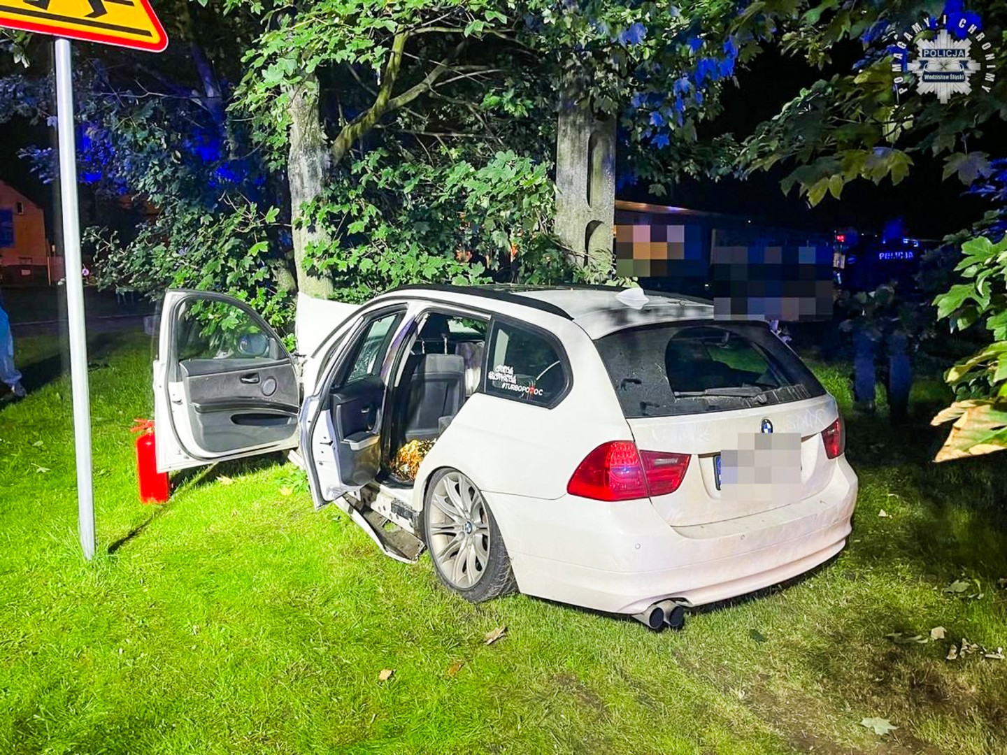 Uderzyła w drzewo po utracie panowania nad pojazdem. Jedna z pasażerek trafiła do szpitala