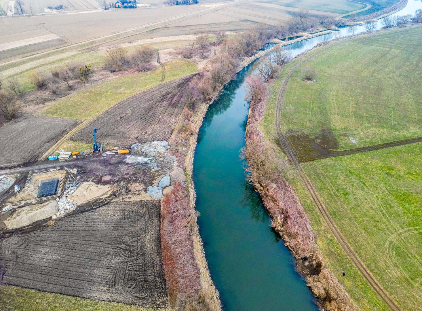 Coraz bliżej nowej przeprawy nad Odrą. Trwa budowa ronda w Grzegorzowicach [FOTO]