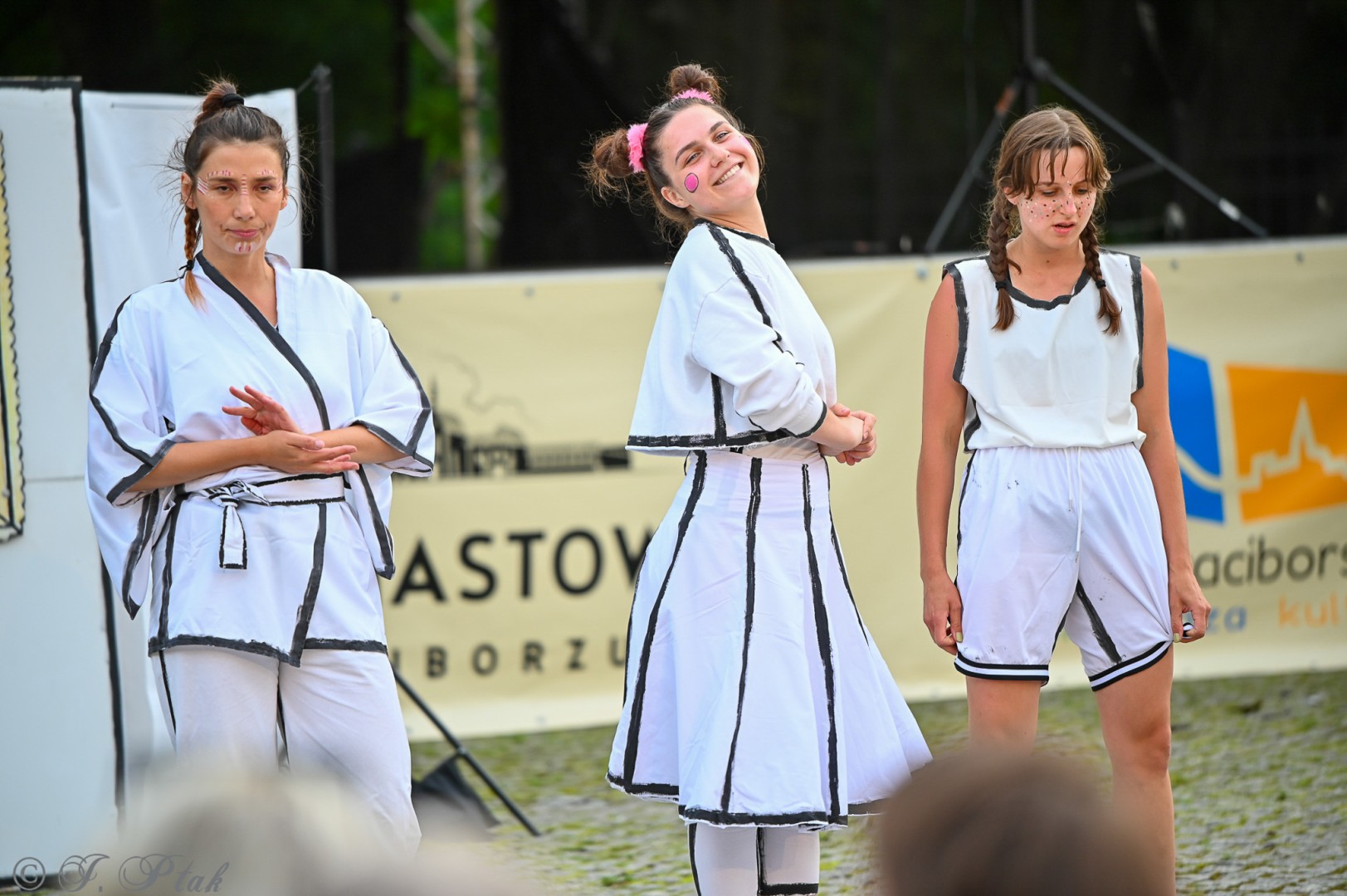 Magia, rywalizacja i siostrzana więź – Teatr Formalina na dziedzińcu Zamku Piastowskiego