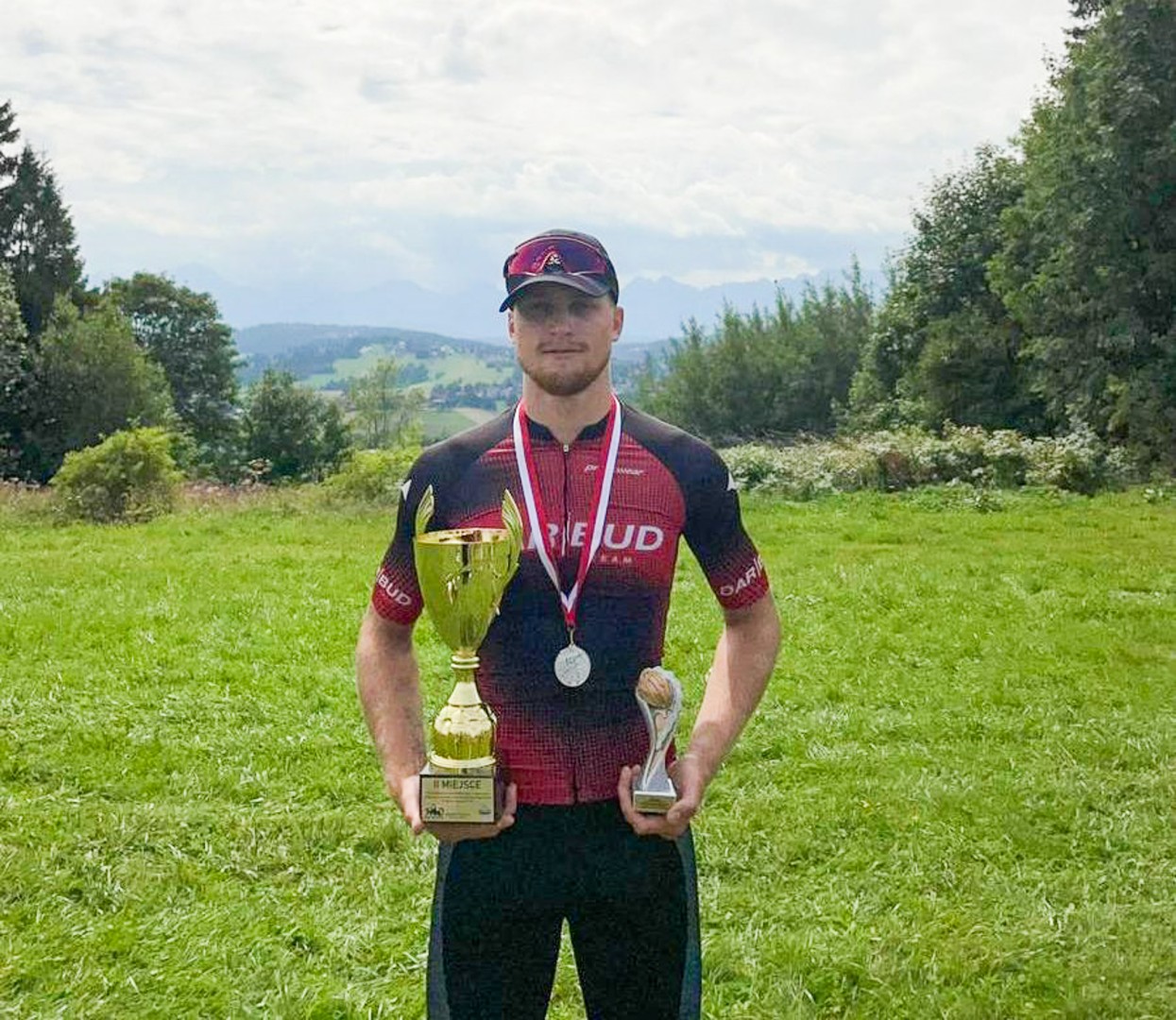 Sukces policjanta z Pietrowic Wielkich na Górskich Mistrzostwach Polski Policji w kolarstwie szosowym