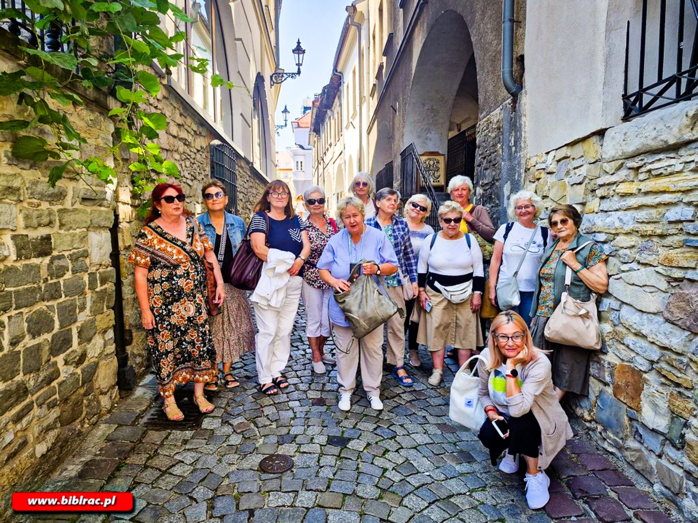 W letnim czasie, gdy nie realizowane są spotkania stacjonarne, działający w Filii nr 2 Ostróg Klub Przyjaciół Biblioteki kontynuuje swoją działalność podczas wyjazdów wakacyjnych.