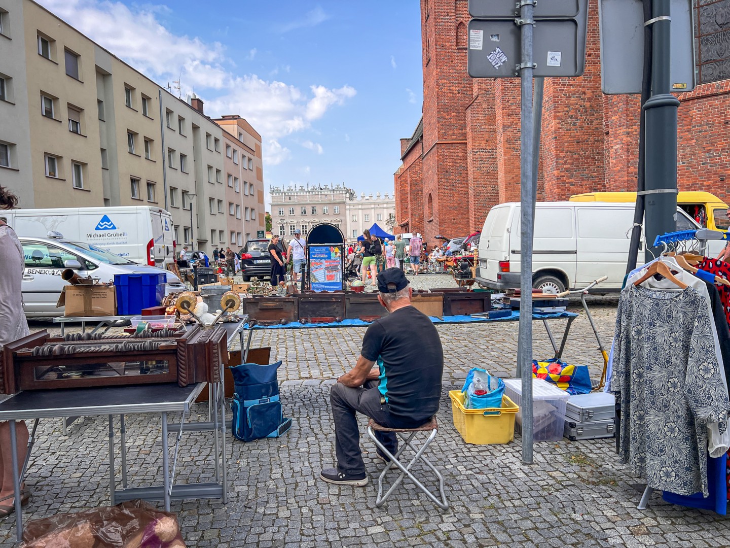 Raciborski targ staroci przyciąga miłośników antyków i kolekcjonerów