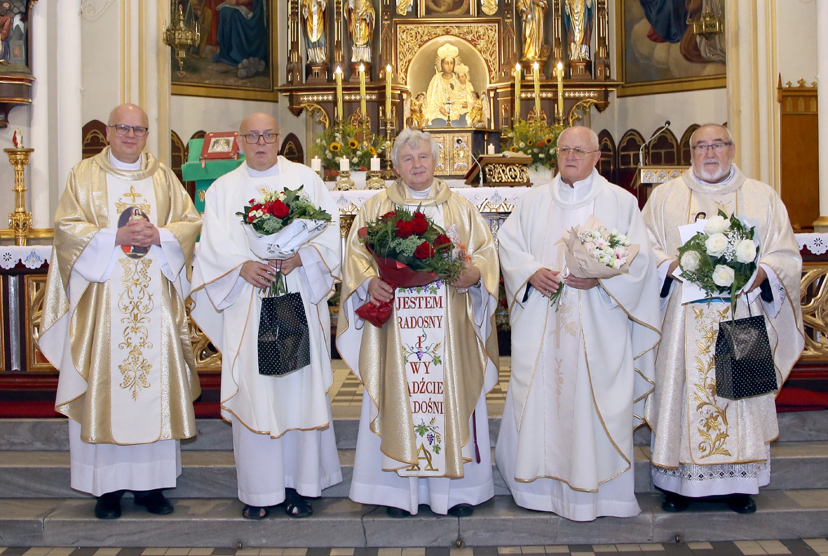 Brawa od parafian i Krzyż Kawalerski Orderu Odrodzenia Polski od Prezydenta RP – Ostróg żegna ks. Jerzego Hetmańczyka [FOTO]