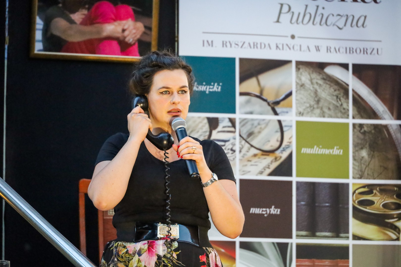 Już w najbliższy piątek! Teatr Wodzisławskiej Ulicy wystąpi na schodach Biblioteki