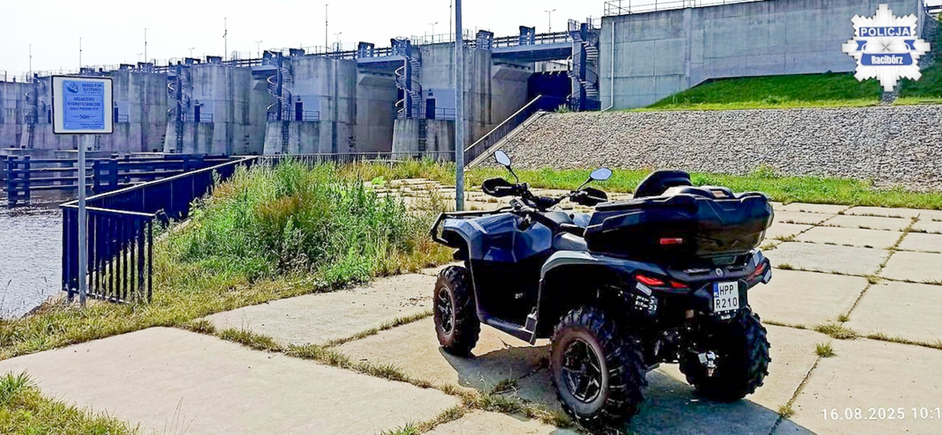 Patrole nad wodą w powiecie raciborskim. Policja wykorzystuje quada, by dotrzeć w miejsca trudno dostępne