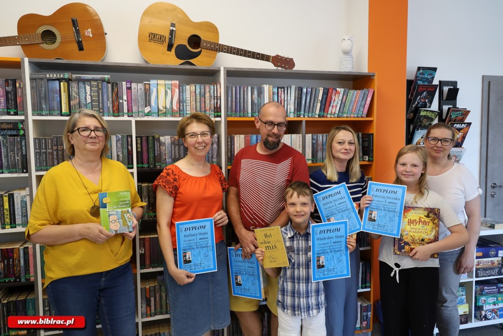Jesień z książką i wyobraźnią – biblioteka zaprasza do udziału w konkursach