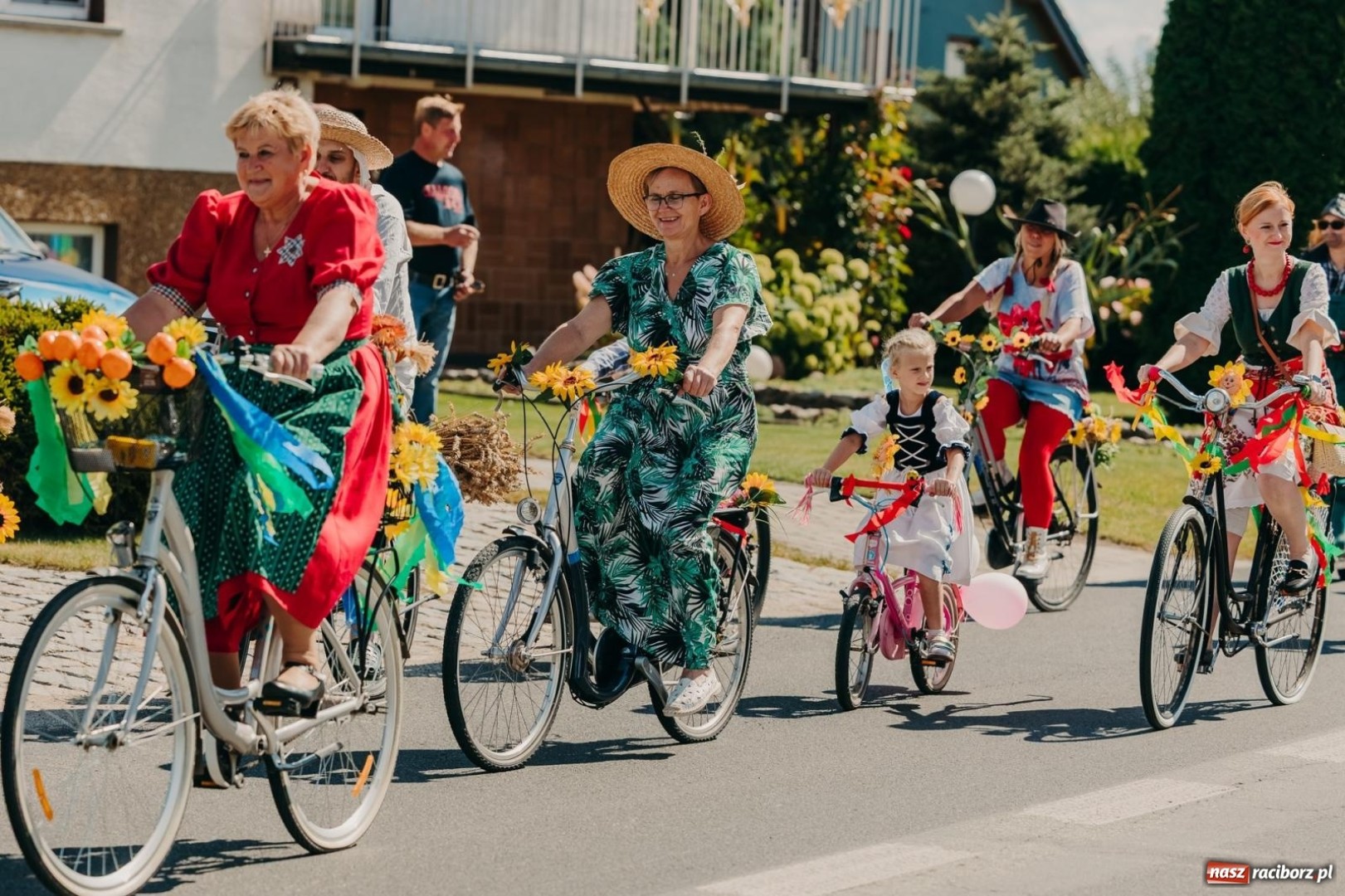Maków świętował plony – barwny korowód, konkursy i muzyka [FOTO i WIDEO]