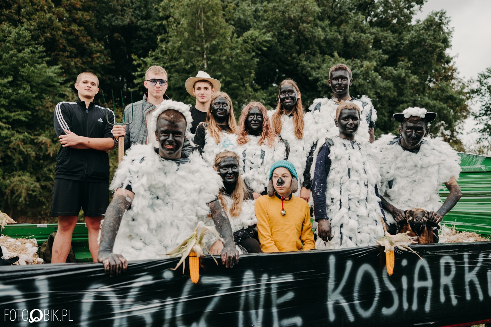 Dożynki w Ponięcicach - korowód i otwarcie świetlicy