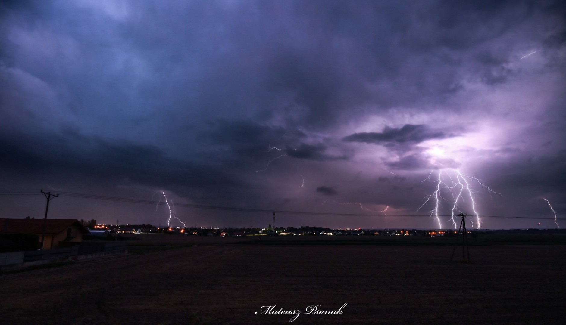Burzowy wieczór w regionie. Piorun uderzył w dom w Rudyszwałdzie, interwencja także w Raciborzu