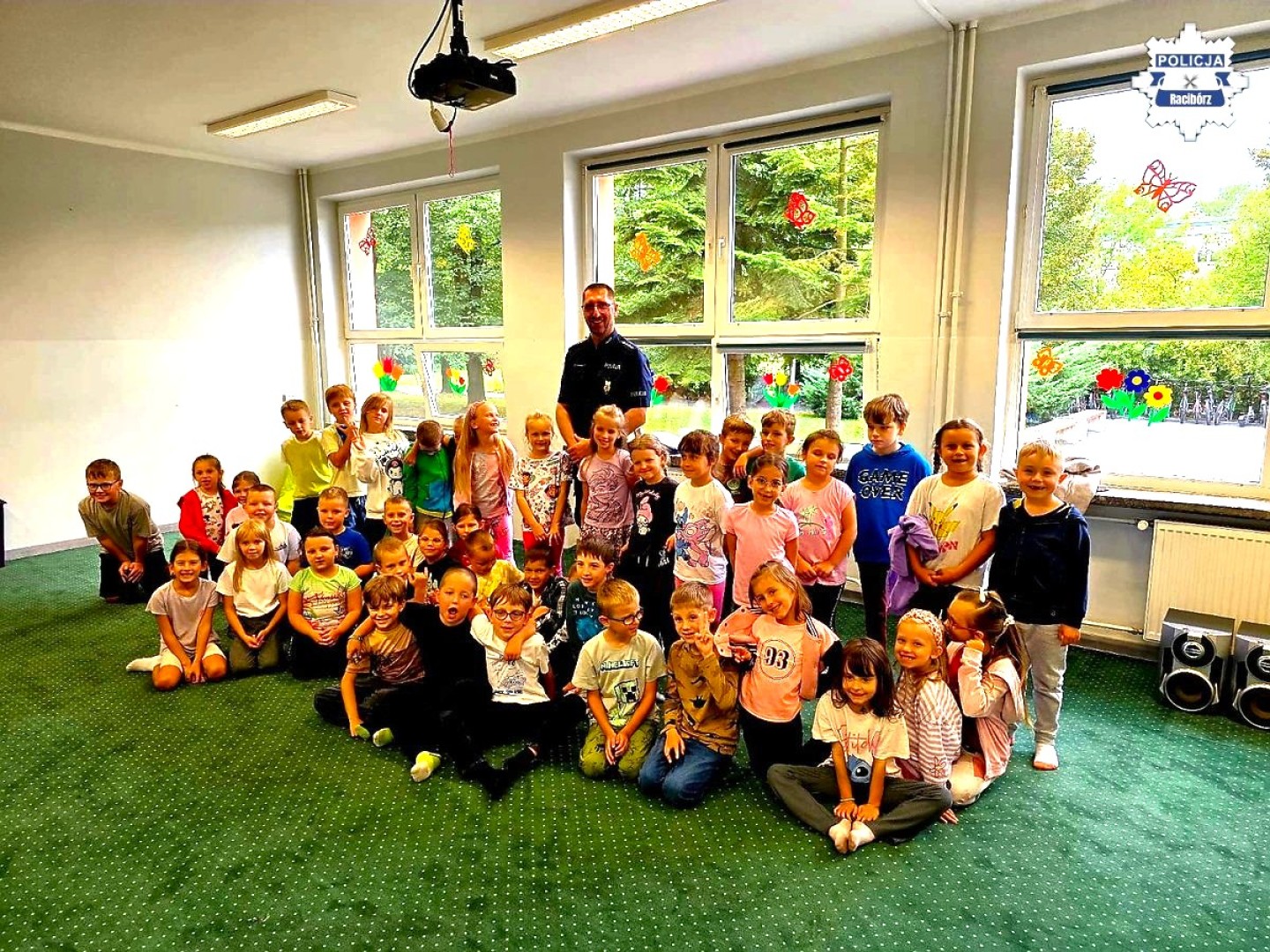 Bezpieczna droga do szkoły. Spotkanie policjanta z uczniami SP 15 w Raciborzu