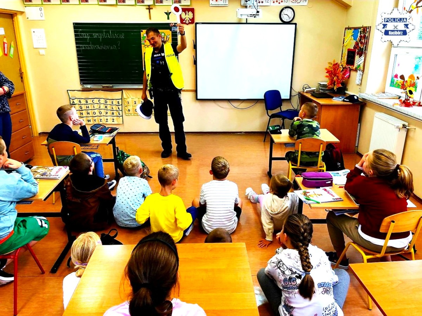 Praktyczne wskazówki od policjantów dla uczniów szkoły w Samborowicach