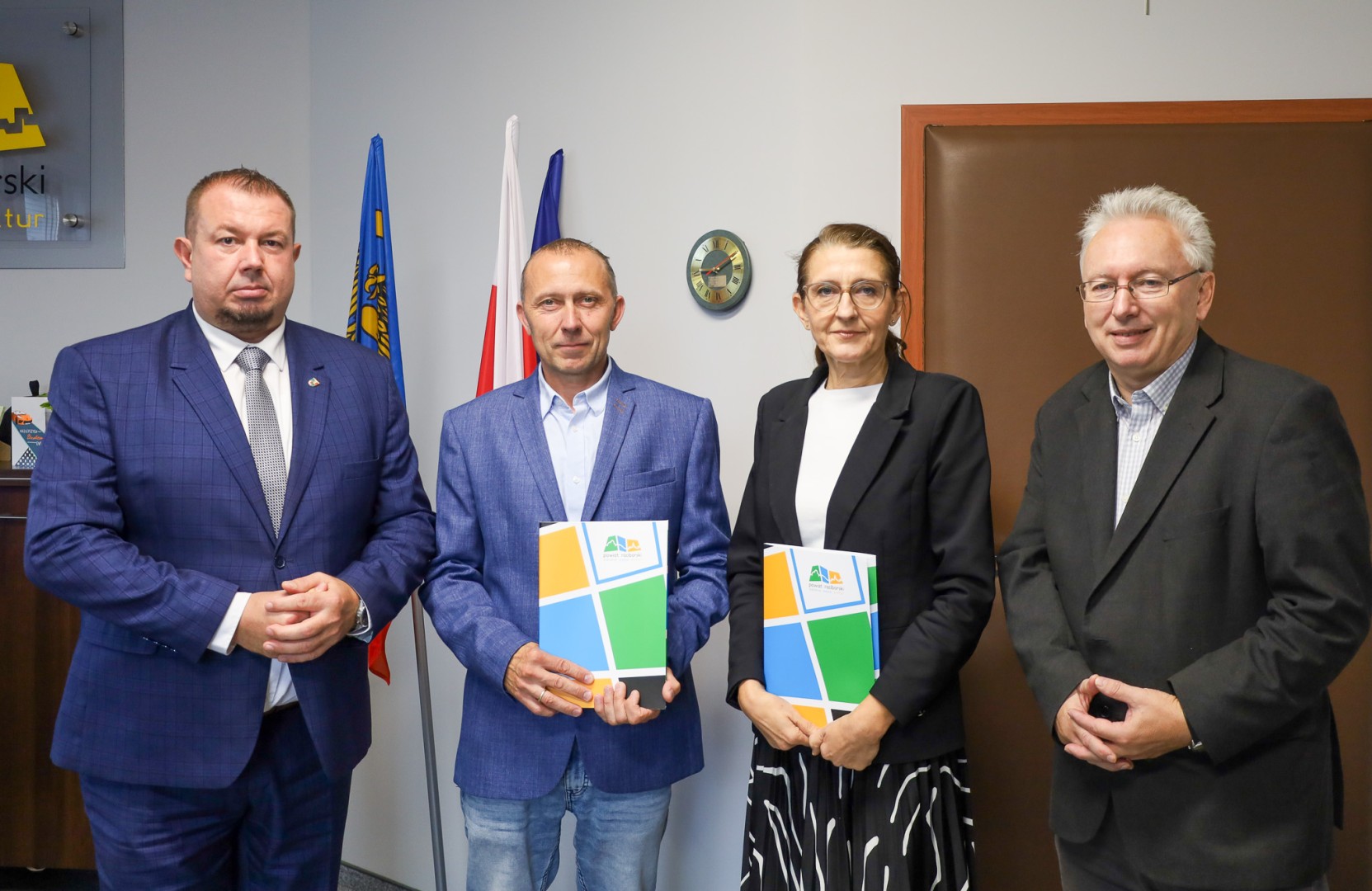 Umowa podpisana – powiat wyremontuje chodnik w Ciechowicach