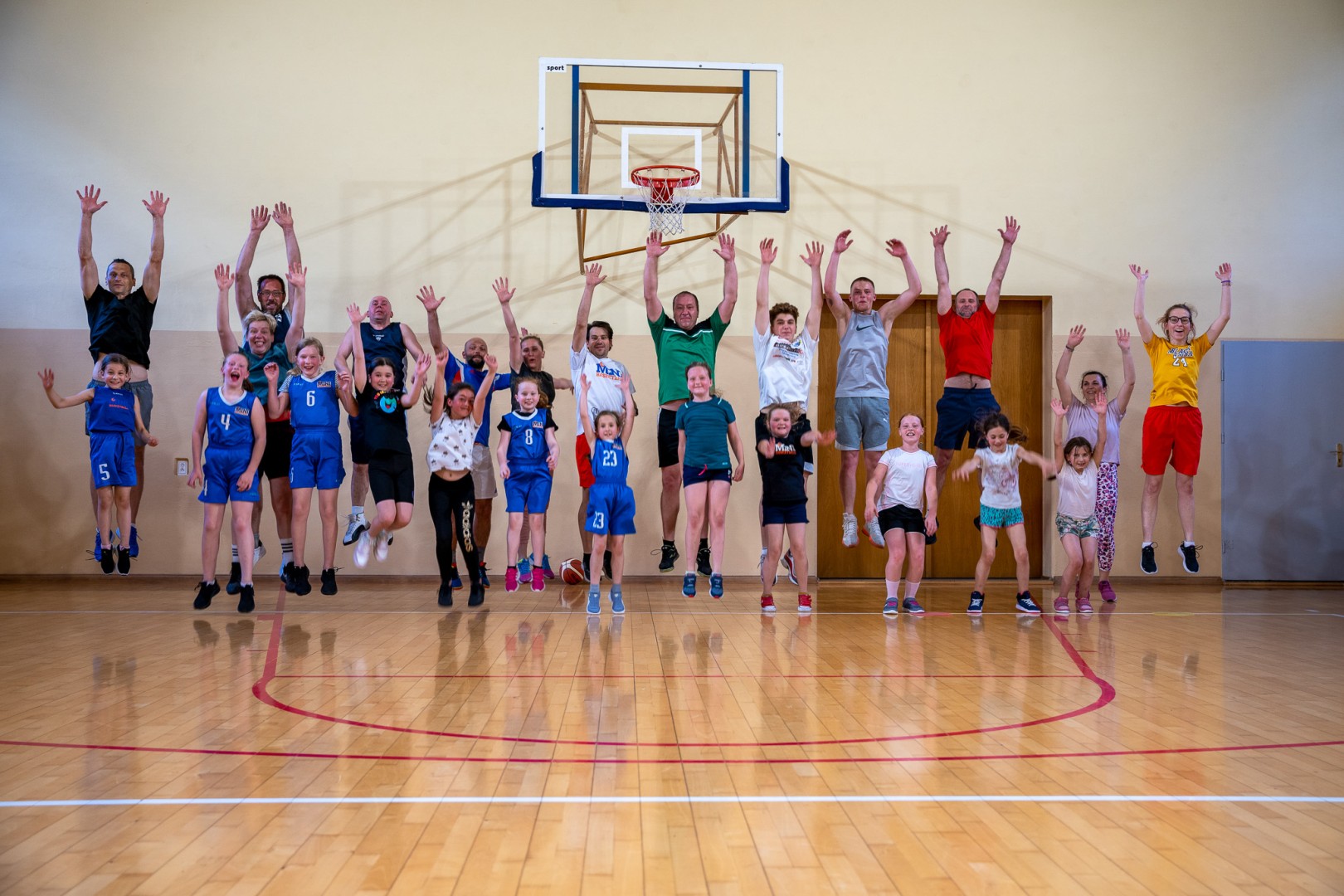 Treningi pełne euforii i energii – MiniBasketball zaprasza dzieci i młodzież!