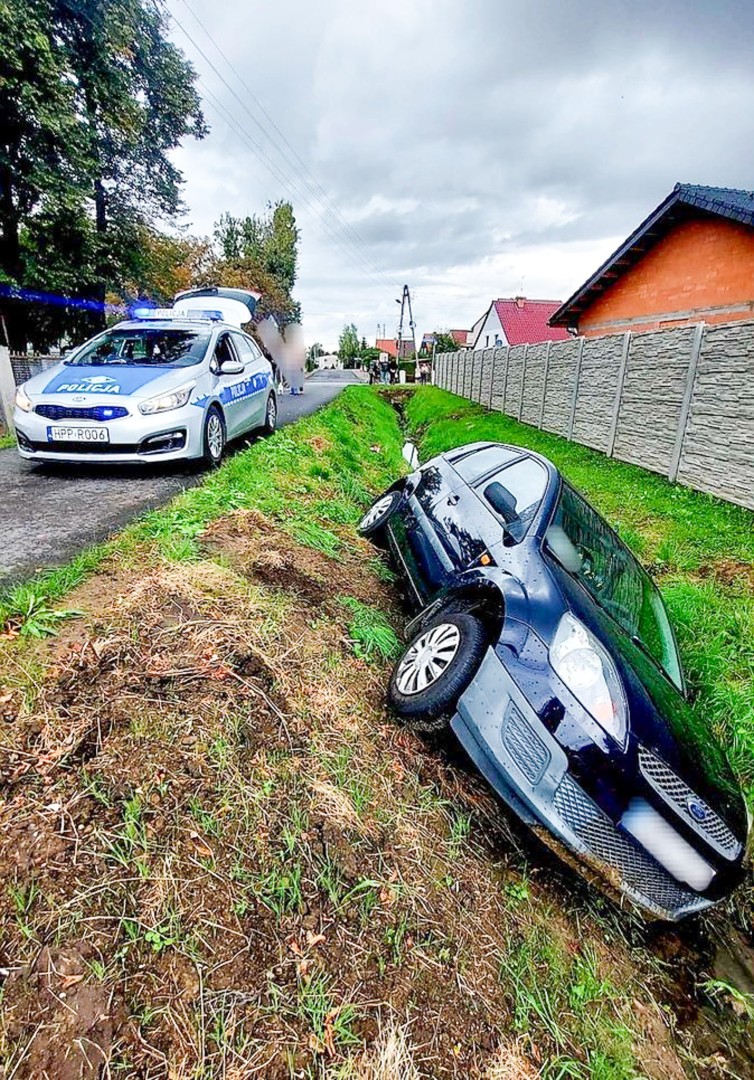 Racibórz: pijana 55-latka wjechała fordem do rowu. Miała 3 promile i zakaz prowadzenia