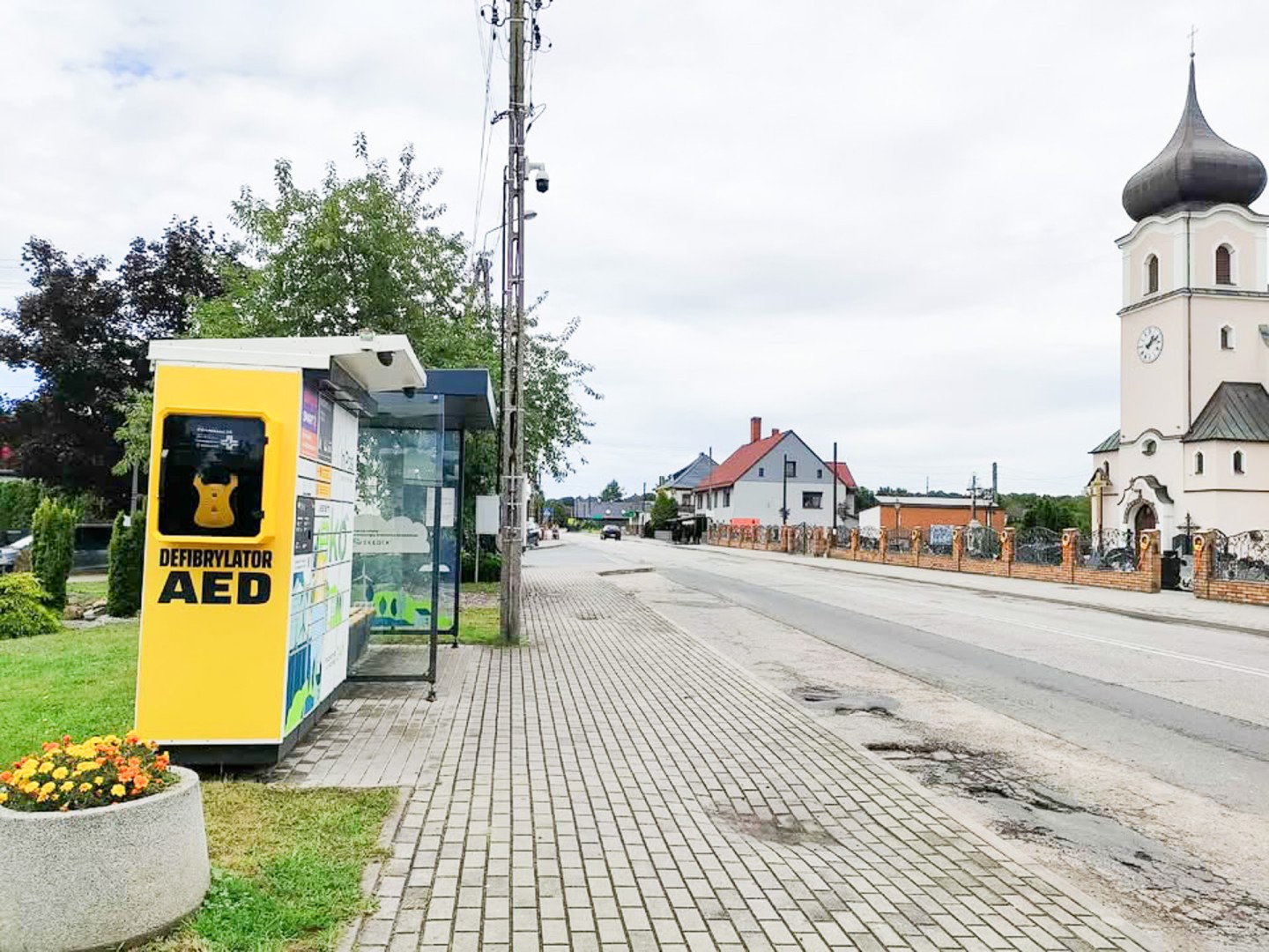 Jeden z najbogatszych Polaków wsparł gminę Nędza. Nowe defibrylatory AED dostępne przy paczkomatach